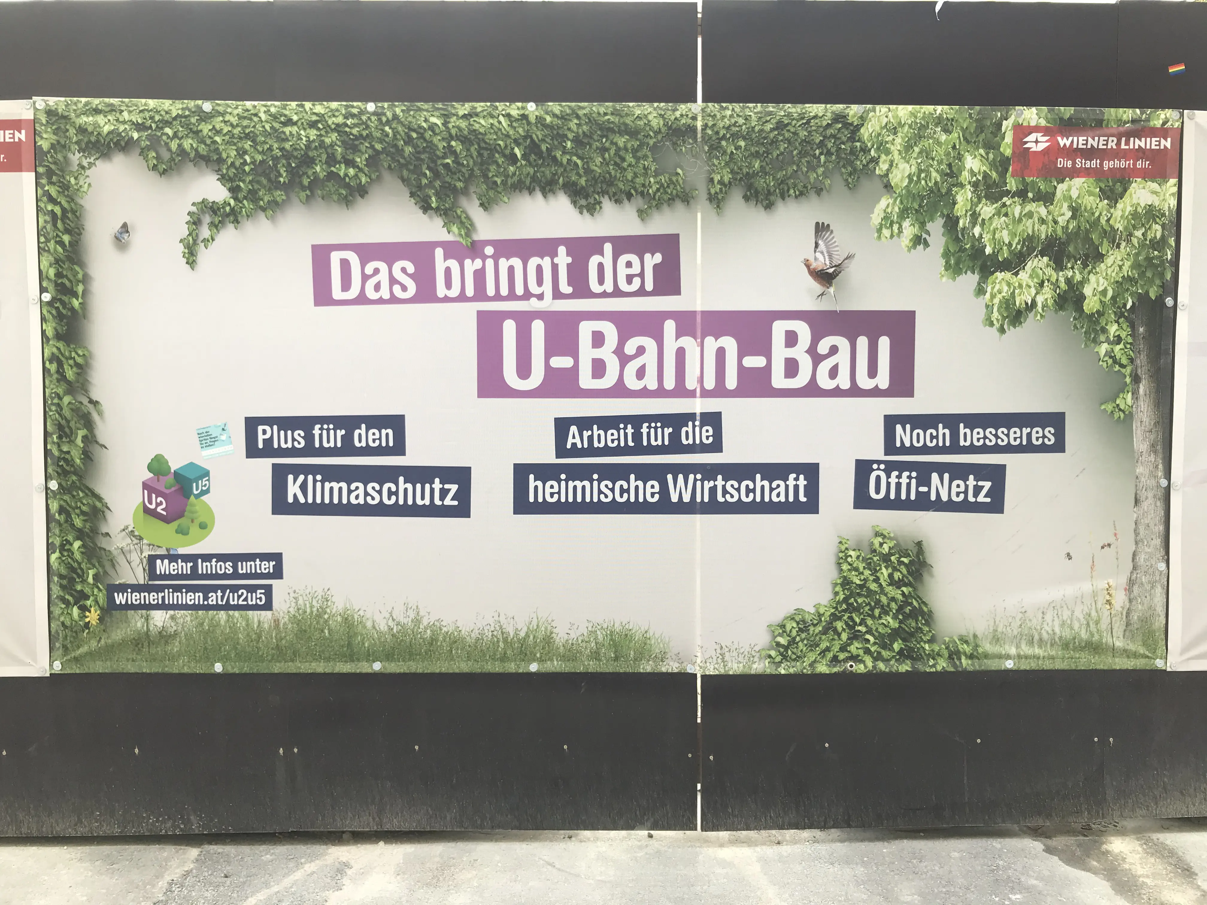 Farbfoto: U-Bahnbaustelle mit Pakat: Das bringt der U-Bahnbau. Plus für den Klimaschutz …